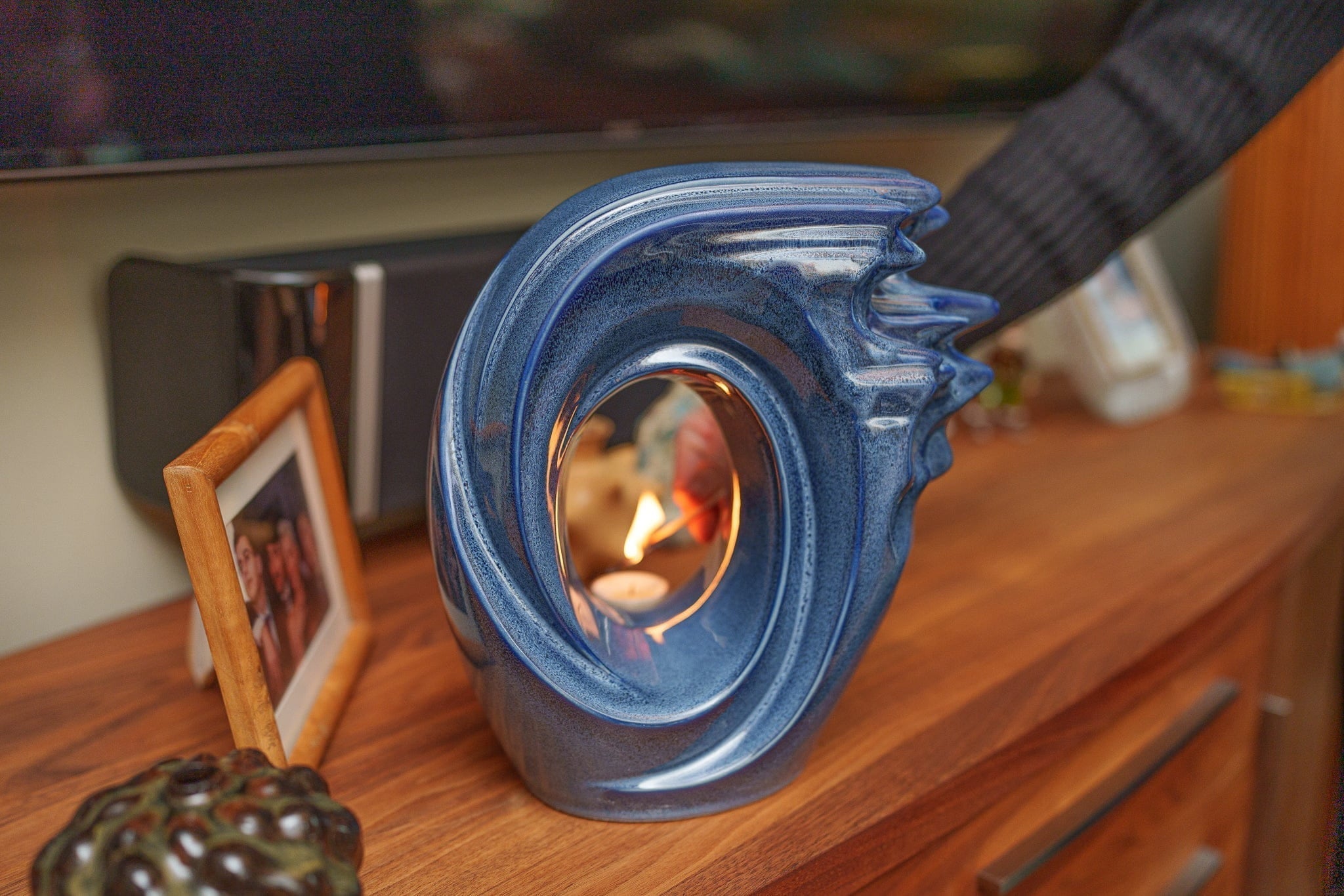 Ways to Honor a Loved One: Thoughtful Ideas for Displaying a Cremation Urn at Home