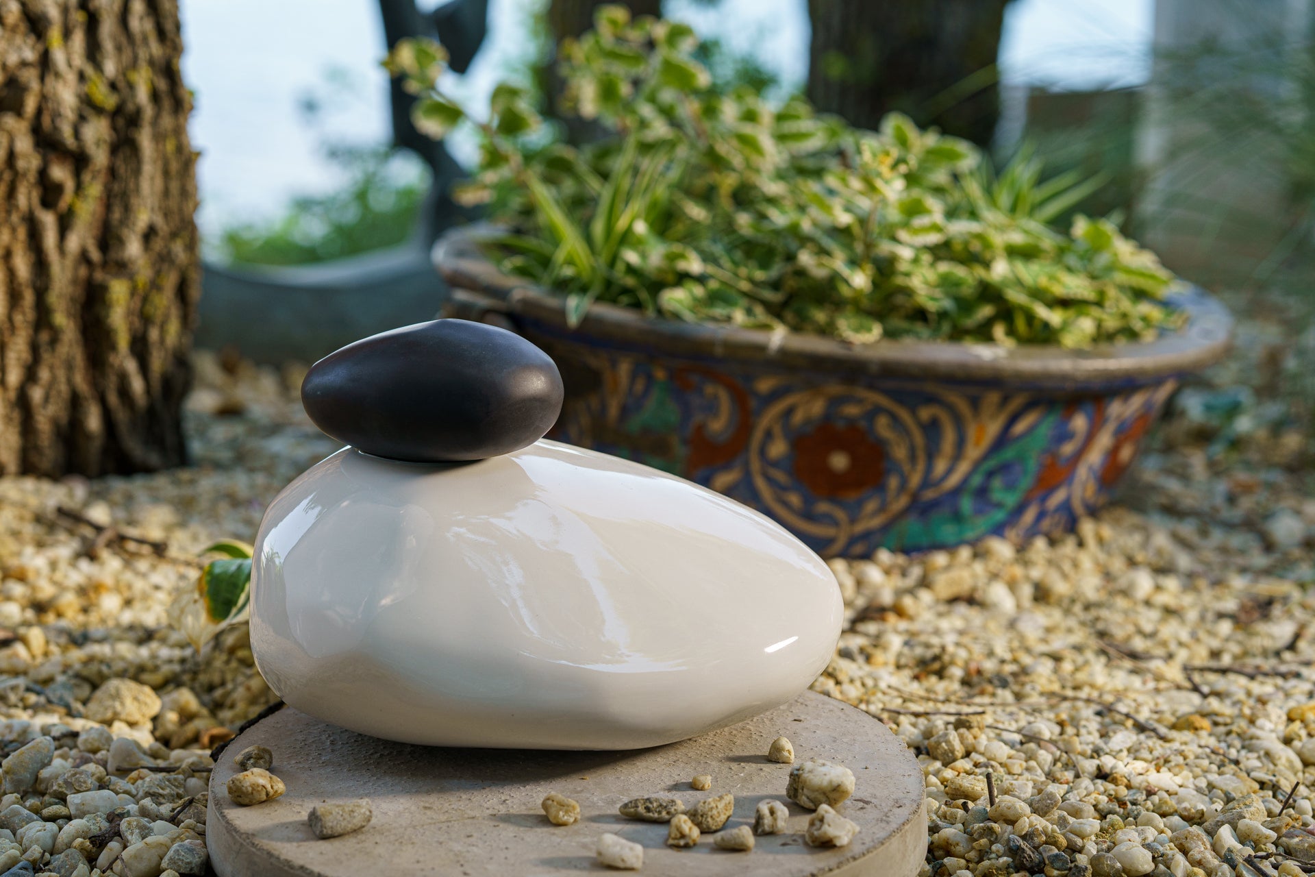 Cremation urn for ashes "Stone" by Pulvis Art Urns. Collection image of Stone urn by Pulvis