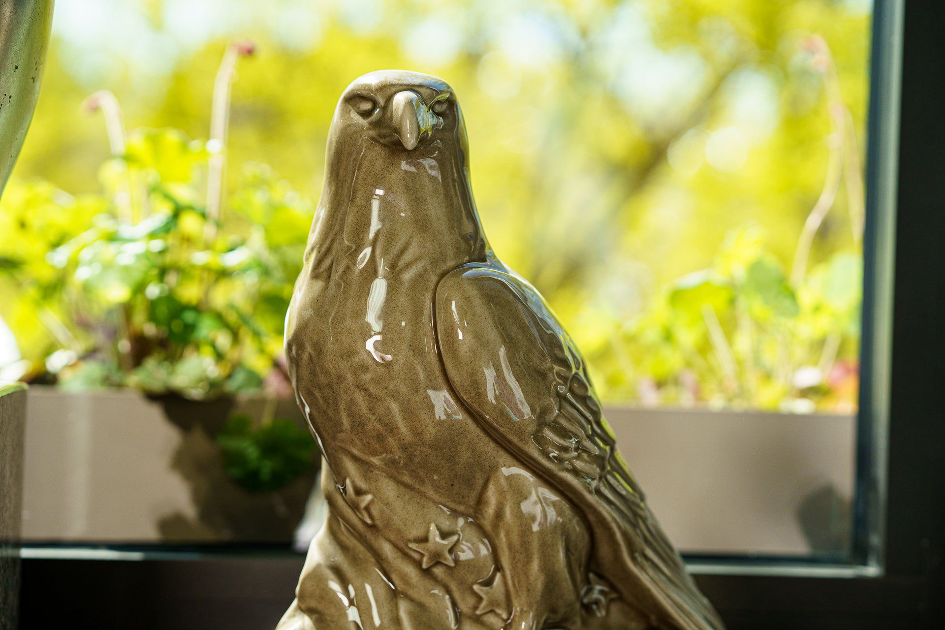 Pulvis Art Urns Adult Size Urn Aquilae Military Memorial For Cremation Ashes - Large | Beige Grey | Ceramic