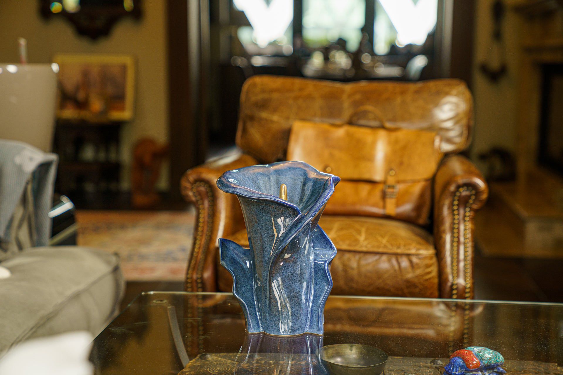 Pulvis Art Urns Adult Size Urn Calla Flower Memorial Urn for Ashes - Medium | Blue Melange