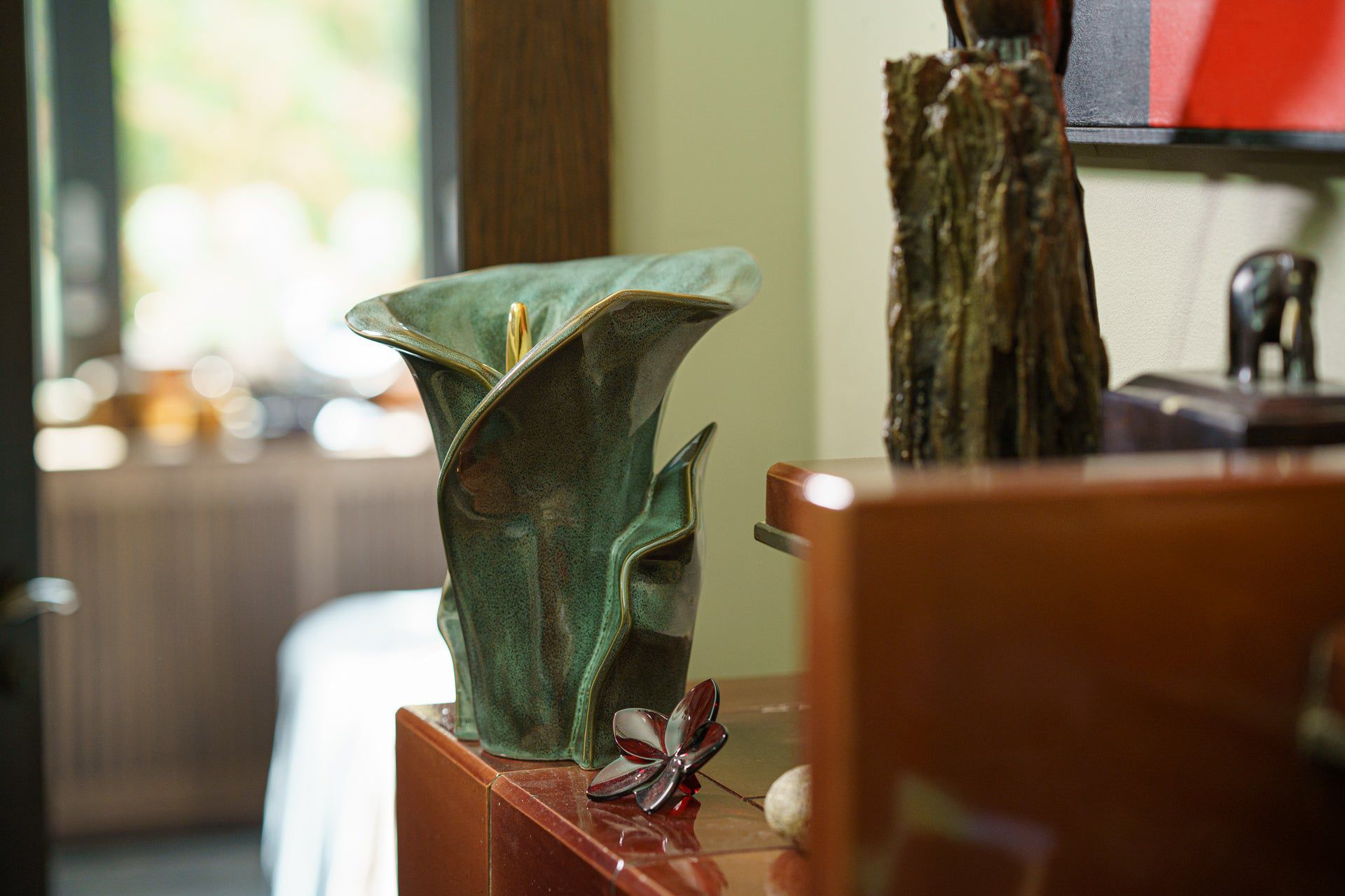 Pulvis Art Urns Adult Size Urn Calla Flower Memorial Urn for Ashes - Medium | Oily Green Melange