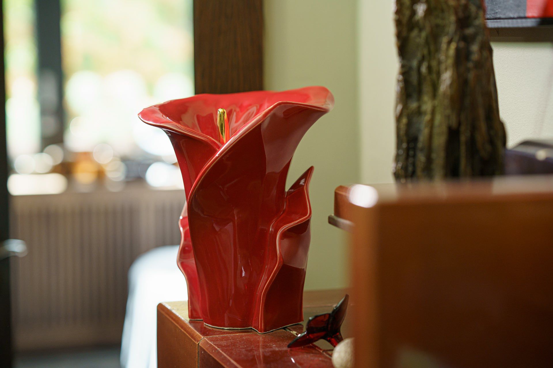 Pulvis Art Urns Adult Size Urn Calla Flower Memorial Urn for Ashes - Medium | Red