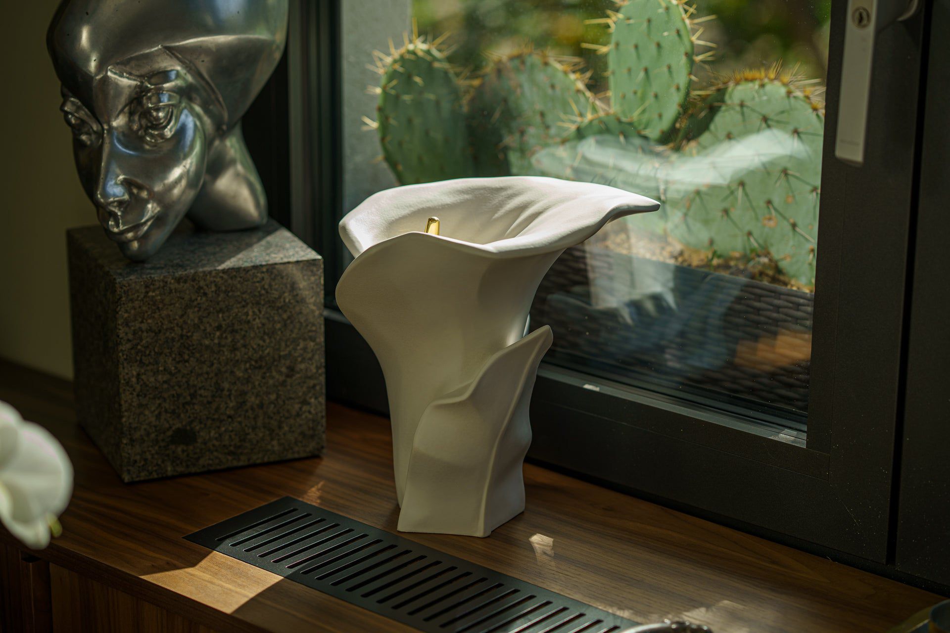 Pulvis Art Urns Adult Size Urn Calla Flower Memorial Urn for Ashes - Medium | White Matte