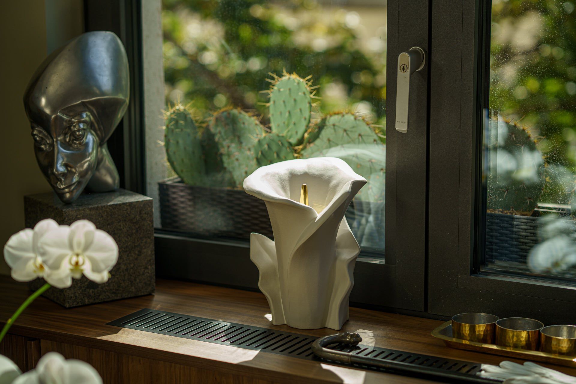 Pulvis Art Urns Adult Size Urn Calla Flower Memorial Urn for Ashes - Medium | White Matte