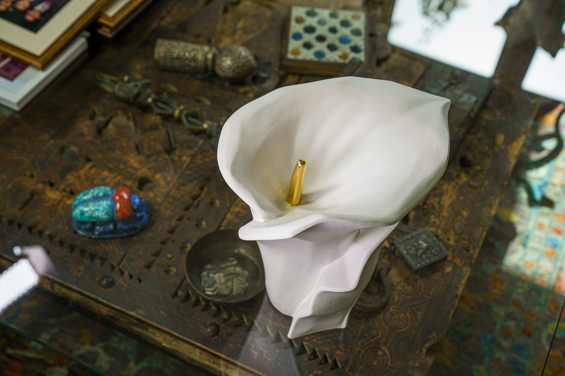 Pulvis Art Urns Adult Size Urn Calla Flower Memorial Urn for Ashes - Medium | White Matte
