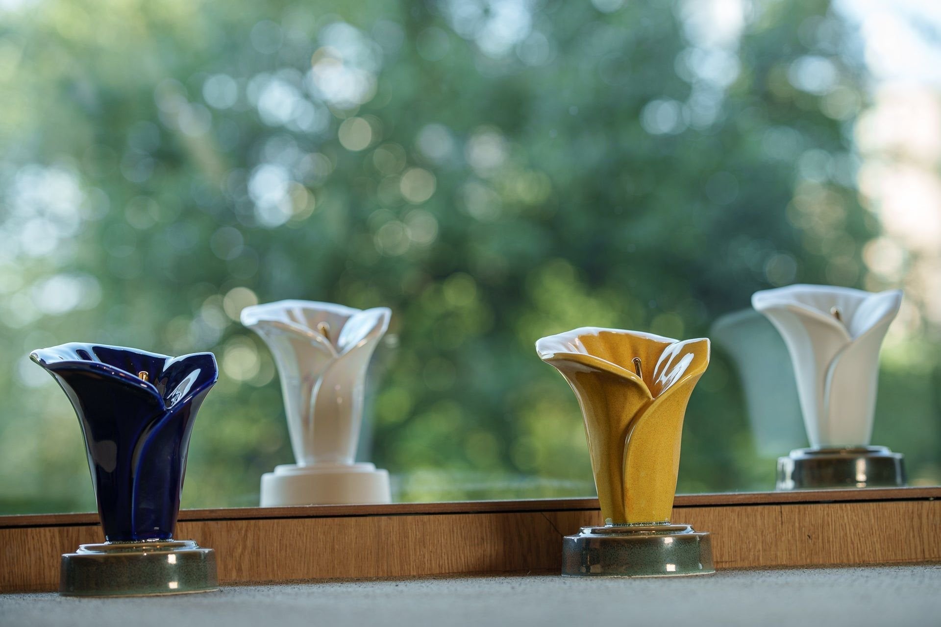 Pulvis Art Urns Keepsake Urn Calla Lily Keepsake Urn - Amber Yellow and Pearly White, White Matte and Blue Night | Ceramic. Keepsake for cremation ashes - small
