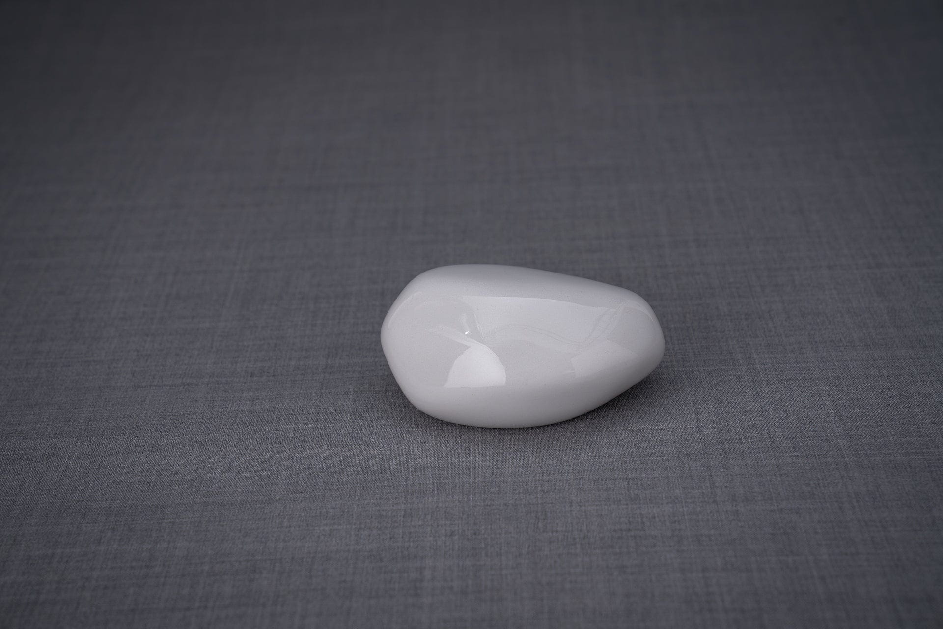 Pulvis Art Urns Keepsake Urn Handmade Mini Keepsake Urn "Palm Stone" - White | Ceramic
