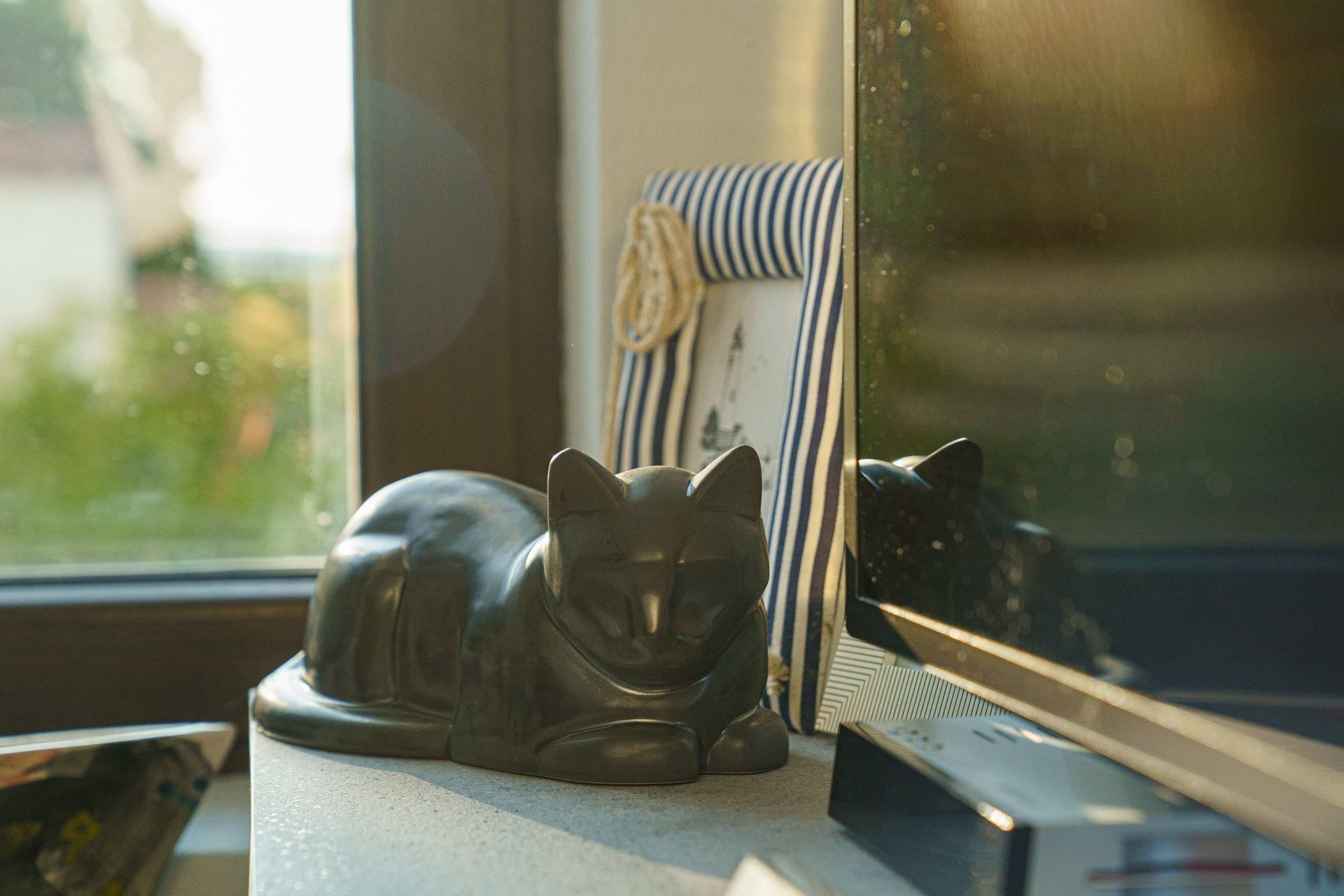 Cat Cremation Urn for Ashes - Lamp Black | Ceramic | Handmade