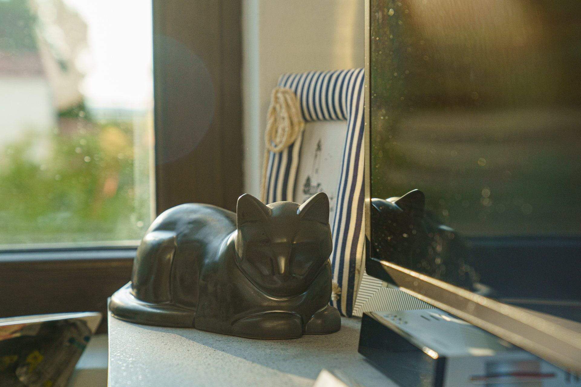 Cat Cremation Urn for Ashes - Pearly Black | Ceramic | Handmade