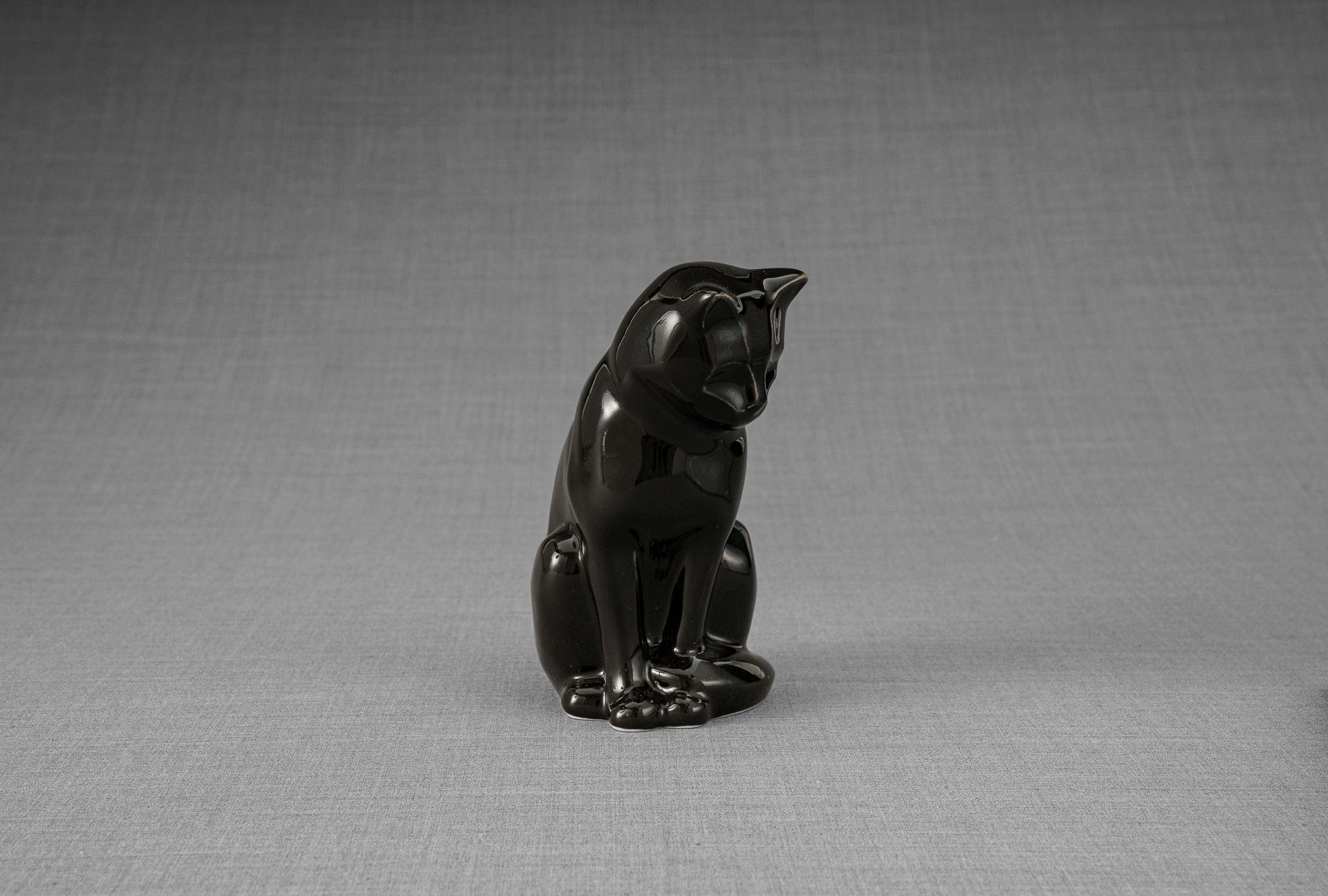 Pulvis Art Urns Pet Urn Mini Pet Urn for Ashes Neko - Lamp Black | Handmade | Ceramic