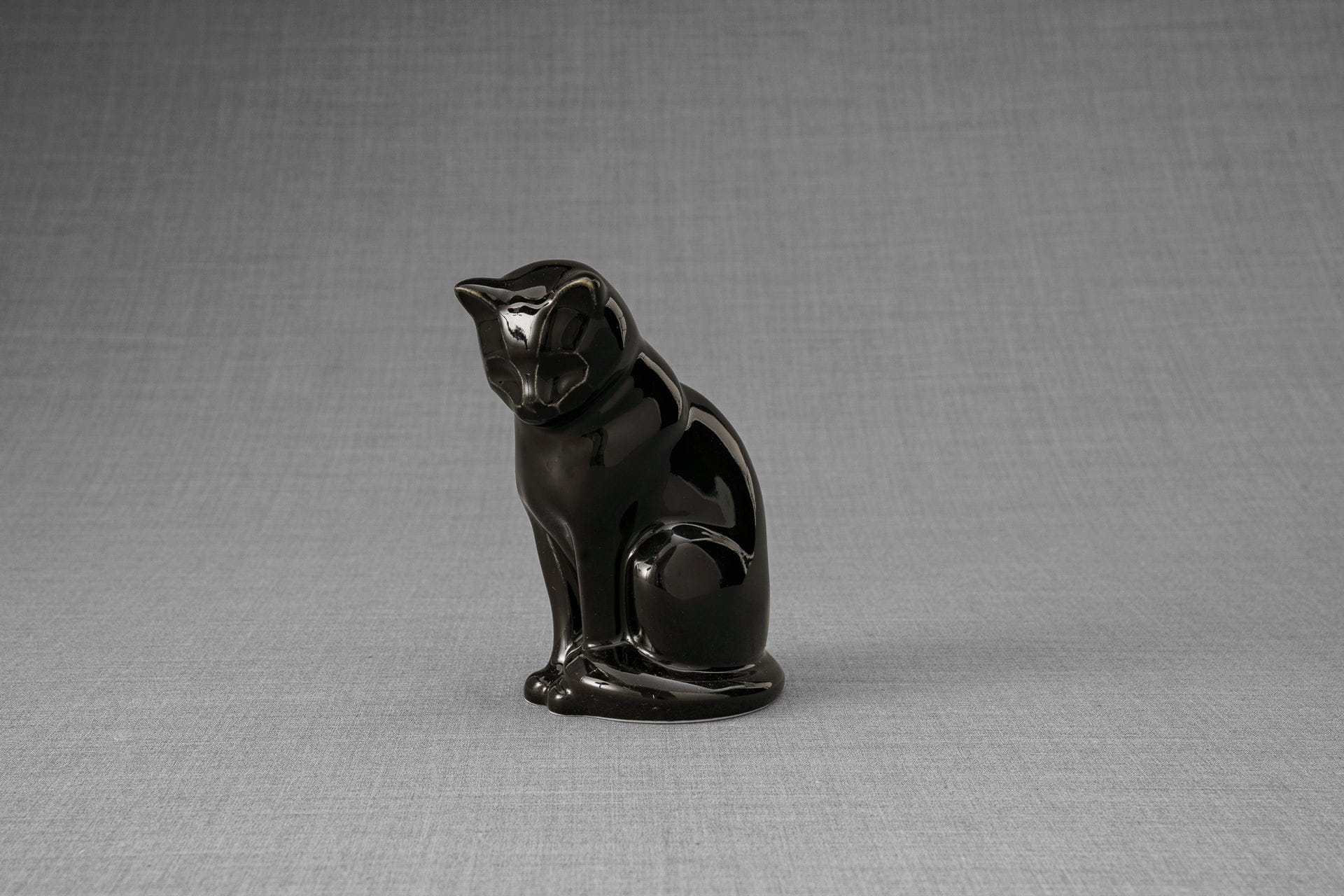 Pulvis Art Urns Pet Urn Mini Pet Urn for Ashes Neko - Lamp Black | Handmade | Ceramic