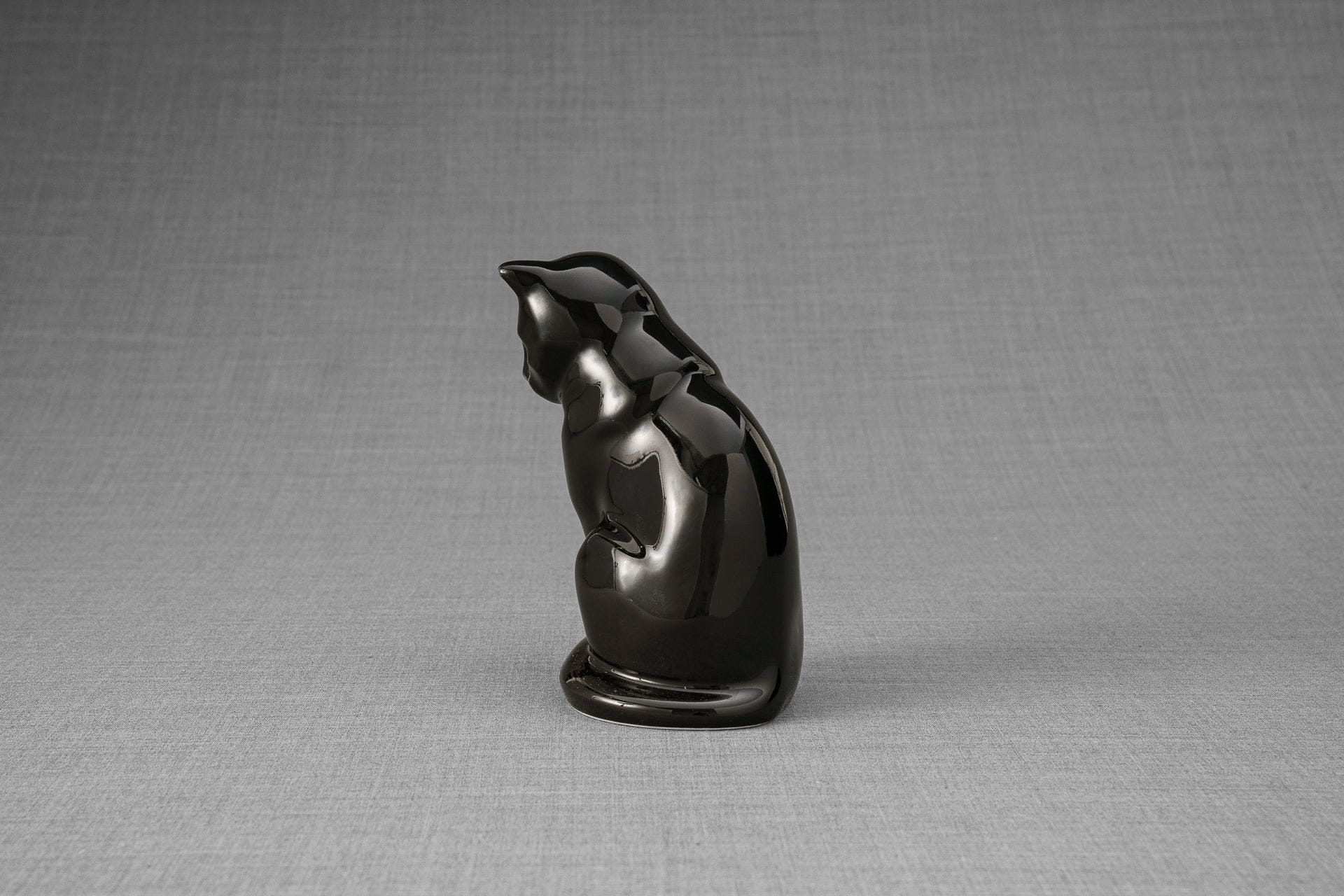 Pulvis Art Urns Pet Urn Mini Pet Urn for Ashes Neko - Lamp Black | Handmade | Ceramic