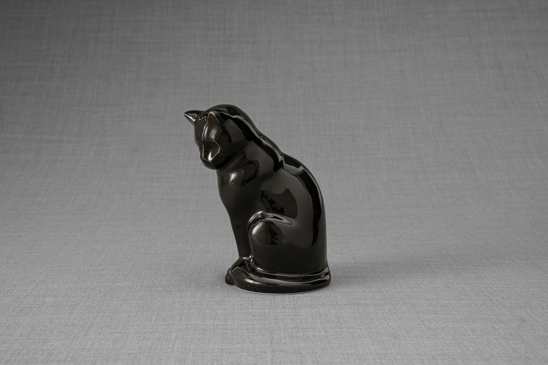 Pulvis Art Urns Pet Urn Mini Pet Urn for Ashes Neko - Lamp Black | Handmade | Ceramic
