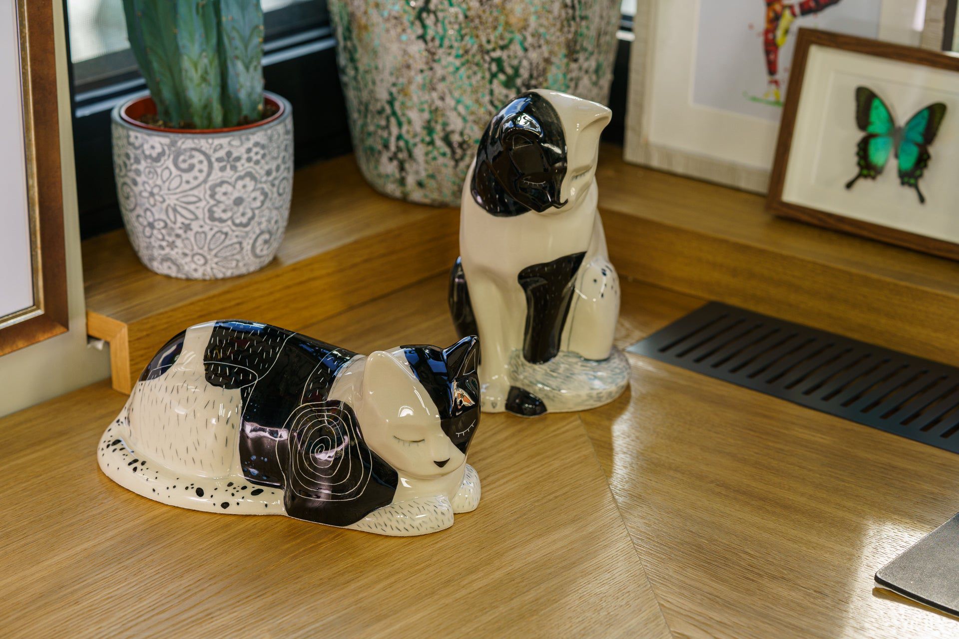 Pulvis Art Urns Pet Urn Neko Hand Decorated Pet Urn "Tuxedo" - Ceramic | Handmade