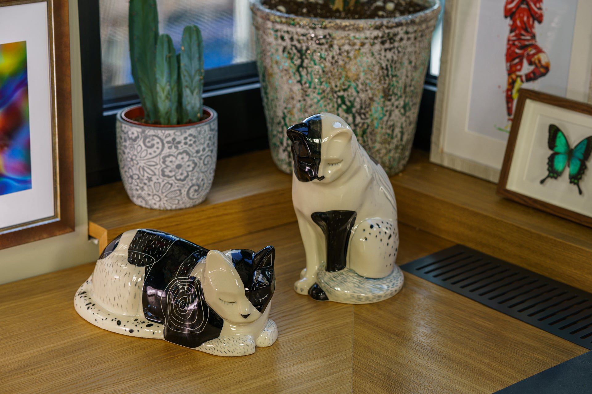 Pulvis Art Urns Pet Urn Neko Hand Decorated Pet Urn "Tuxedo" - Ceramic | Handmade