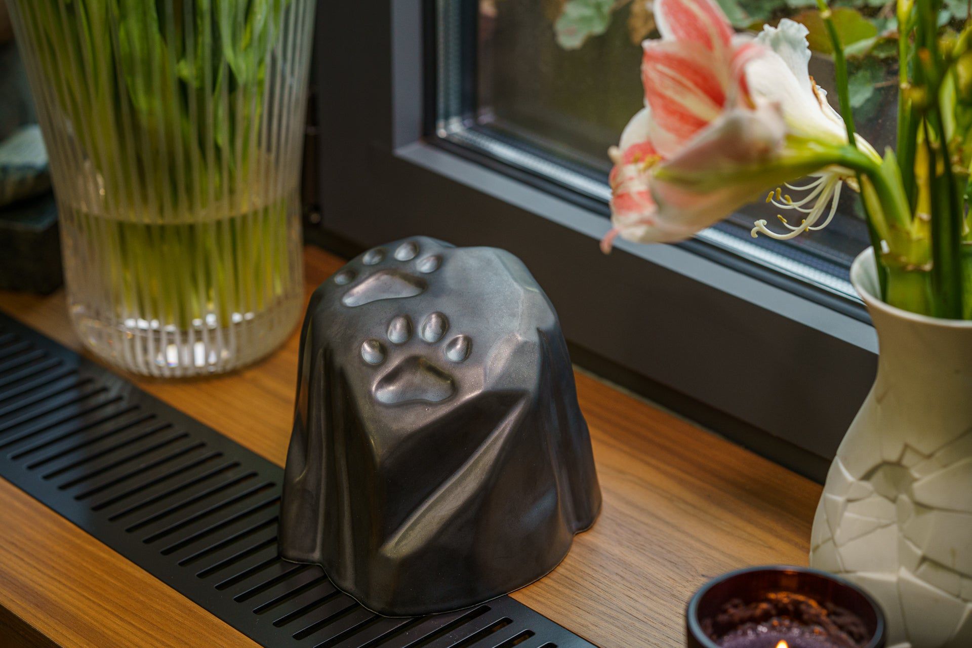 Paw Print Urn For Pet Ashes - Dark Matte | Ceramic