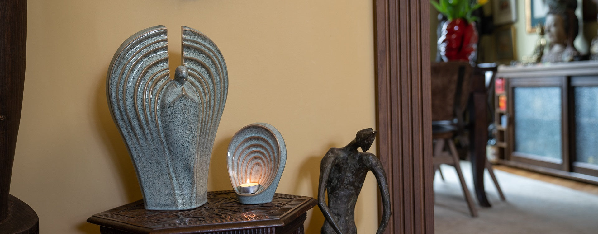 Set of handmade urn and keepsake for ashes - Guardian. Photo of Matching Urns category in the official Pulvis Art Urns website.