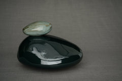 Urne funéraire artisanale pour cendres « Pierre » - Grande | Vert oxyde | Céramique