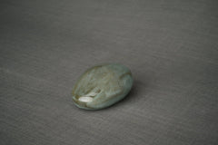 Urne funéraire artisanale « Pierre » - Petite | Mélange vert huileux | Céramique