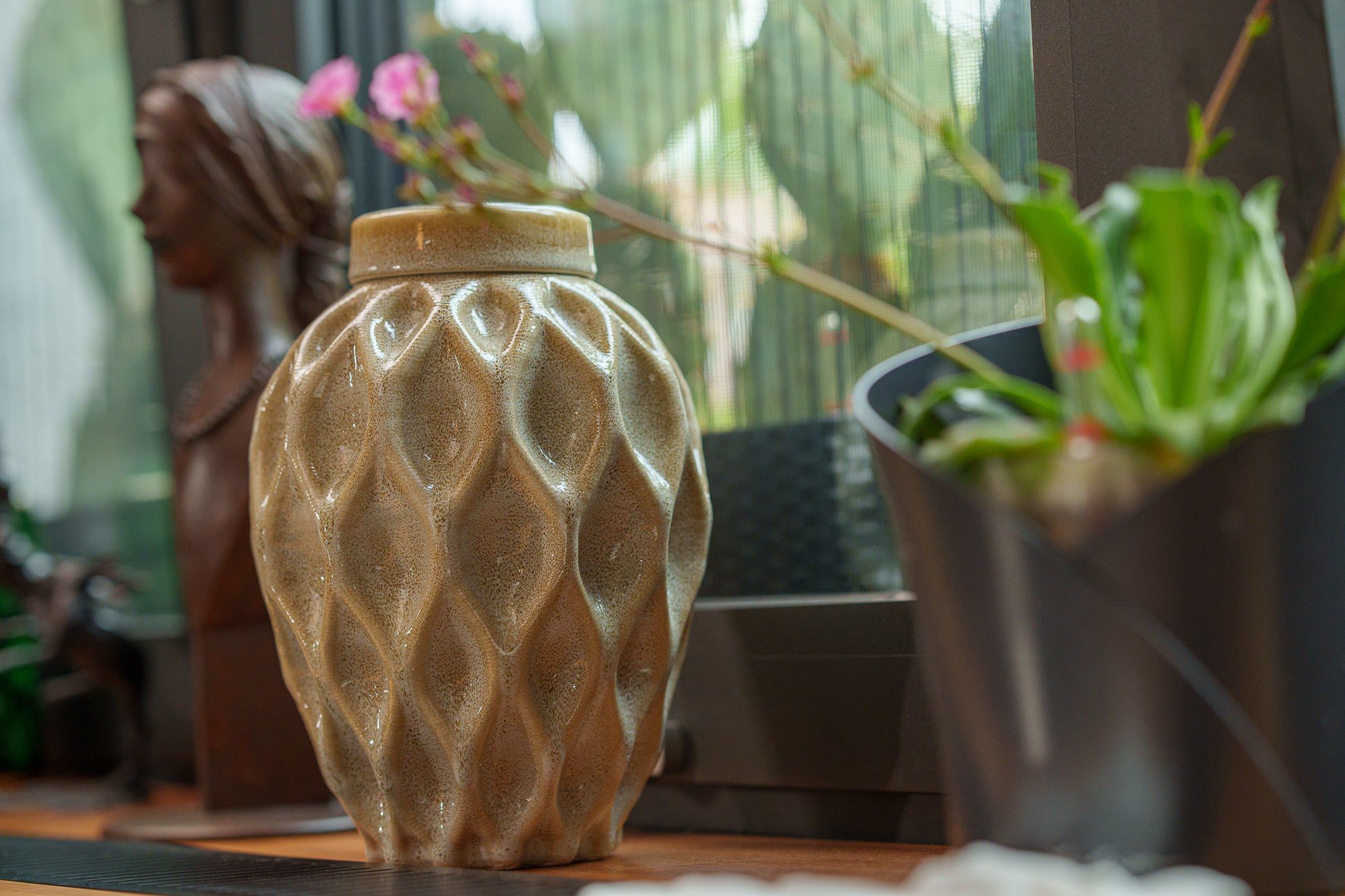 Cremation Urn "Echo" - 3D Printed Ceramic Urn | Light Sand Melange | Medium